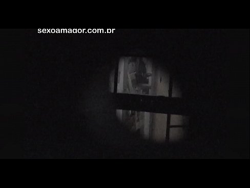 ❤️ Blondie filmohet fshehurazi nga një soditës i lagjes i fshehur pas tullave të zbrazëta ❤ Porno ruse tek ne ❌️