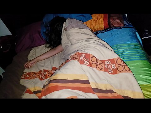 ❤️ Njërku qorton njerkën e tij të re ndërsa ajo fle. ❤ Porno ruse tek ne ❌️